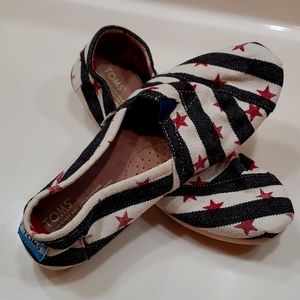TOMS Excellent used condition Blk stripes with red stars size 7.5